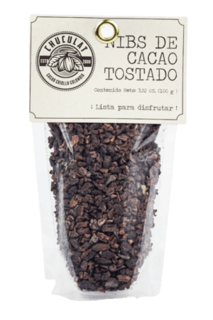 Los Nibs de Cacao Tostado son pequeños trozos de grano de cacao tostado que conservan todos sus nutrientes y beneficios naturales. un perfecto snack.