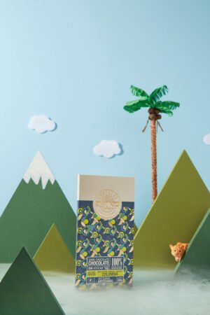 La tableta de chocolate 100% cacao es la expresión más pura y auténtica del cacao, sin azúcar ni aditivos, permitiéndote disfrutar de todo su sabor intenso.